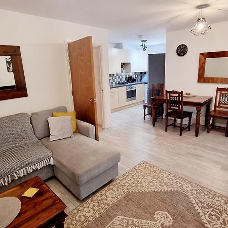 Spacious Two Bedroom Apartment With One Parking Space Thame Eksteriør bilde