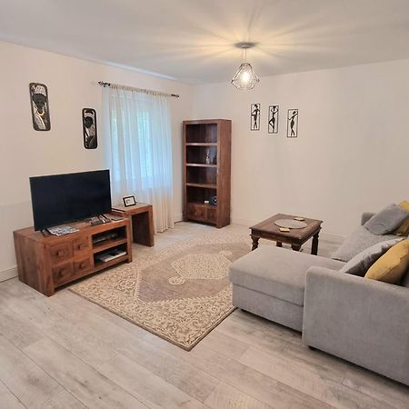 Spacious Two Bedroom Apartment With One Parking Space Thame Eksteriør bilde