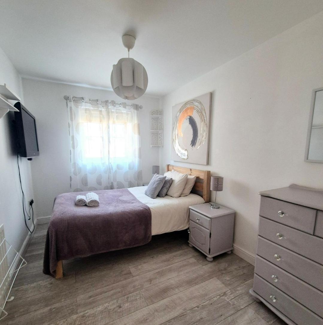 Spacious Two Bedroom Apartment With One Parking Space Thame Eksteriør bilde